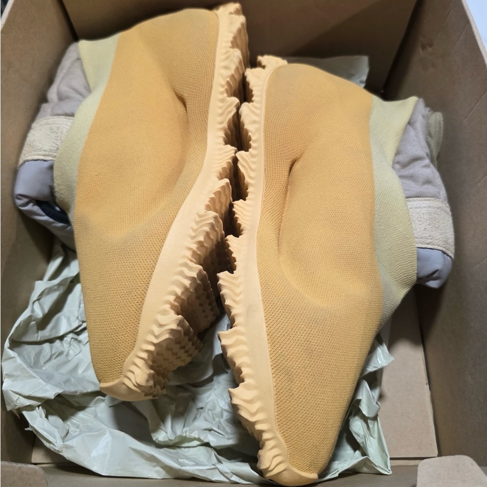 adidas Yeezy Knit Runner Boots Sulfur Men ,Size 9 - Picture 3 of 7